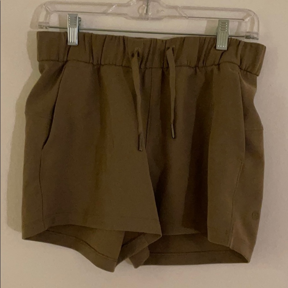 Lululemon khaki on the fly short 2.5”